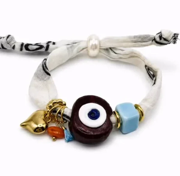 Les bracelets qu’on ne quitte plus ✨ Bandanas cousus main, détails dorés à l’or 24 carats et grand œil protecteur en verre lampwork… chaque pièce est unique 💙