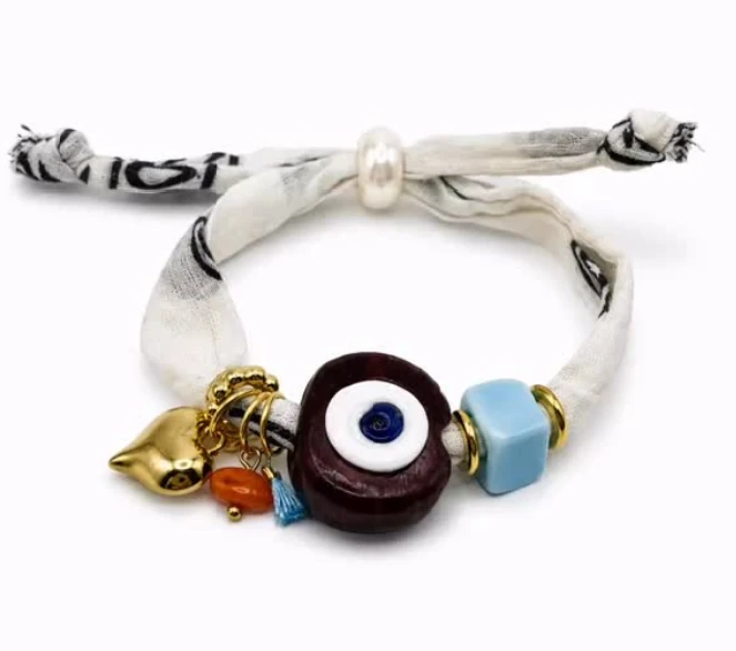 Les bracelets qu’on ne quitte plus ✨ Bandanas cousus main, détails dorés à l’or 24 carats et grand œil protecteur en verre lampwork… chaque pièce est unique 💙